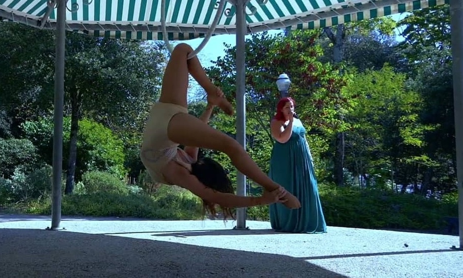 Duo danse, cerceau aérien et chant pour animation La Rochelle Duo danse, cerceau aérien et chant pour animation La Rochelle